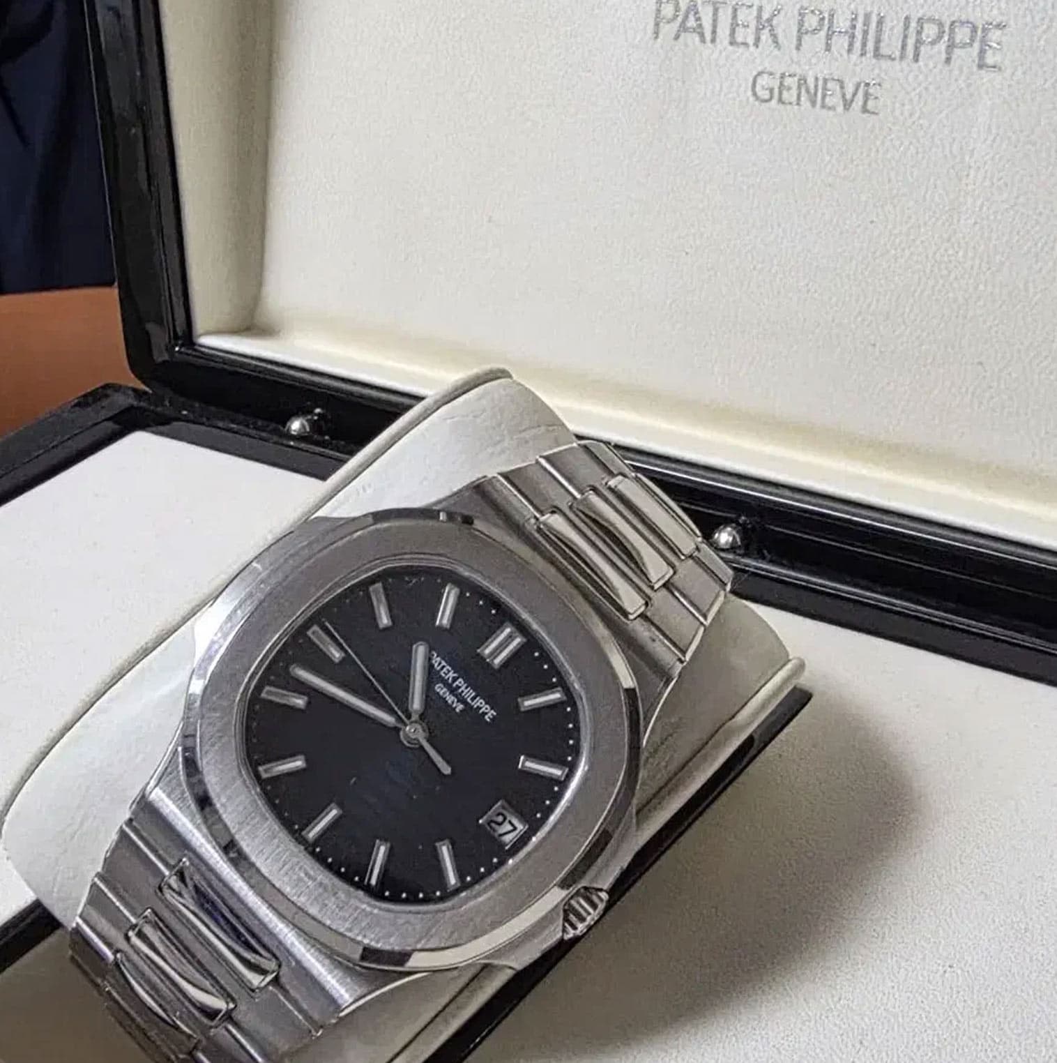 Patek Philippe Patek Philippe Nautilus 5711/1A Black Dial